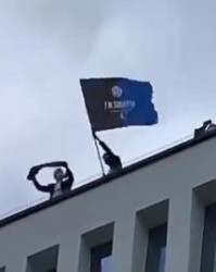 NG28-张康阳挥舞国际米兰旗帜：感谢父亲，感谢莫拉蒂